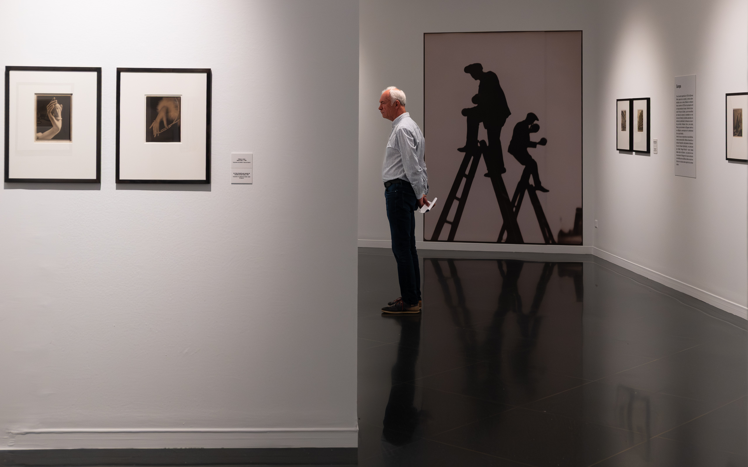 In der Fotoausstellung – in stiller Betrachtung